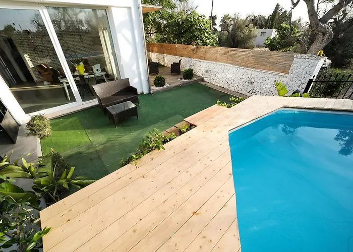 Essential בית נופש *